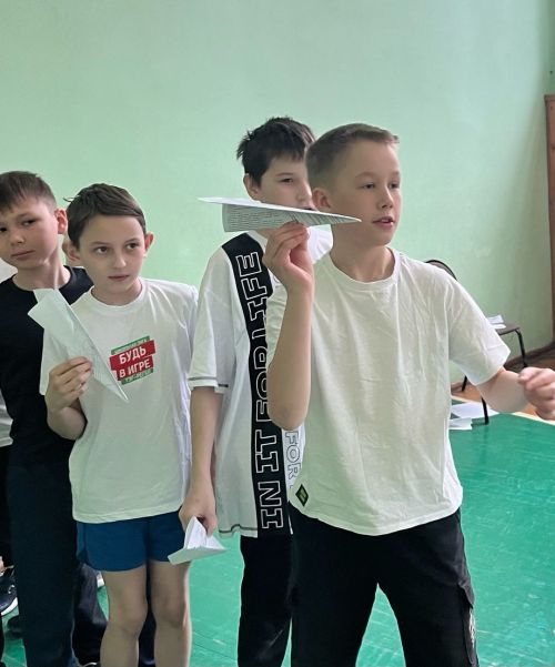 В Габишевской школе День космонавтики отметили запуском бумажных самолетов