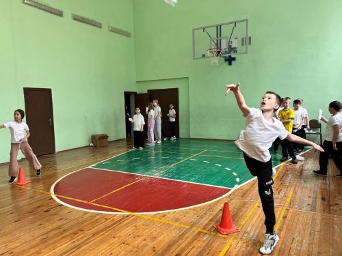 В Габишевской школе День космонавтики отметили запуском бумажных самолетов