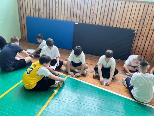 В Габишевской школе День космонавтики отметили запуском бумажных самолетов