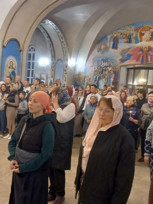 В Свято-Троицком архиерейском подворье ровно в полночь начался крестный ход