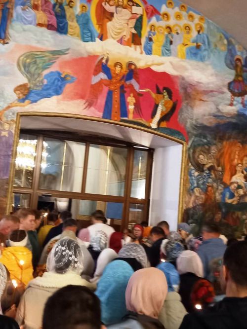 В Свято-Троицком архиерейском подворье ровно в полночь начался крестный ход