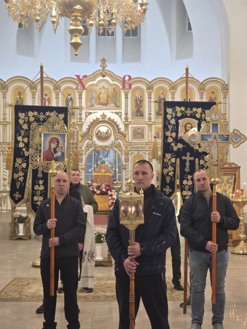 В Свято-Троицком архиерейском подворье ровно в полночь начался крестный ход