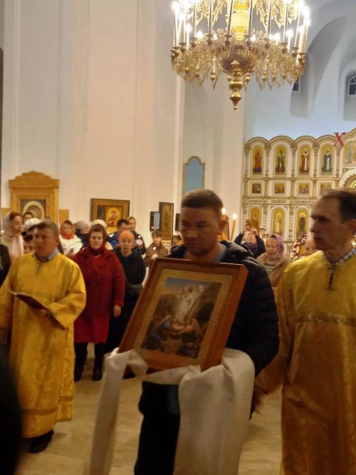 В Свято-Троицком архиерейском подворье ровно в полночь начался крестный ход