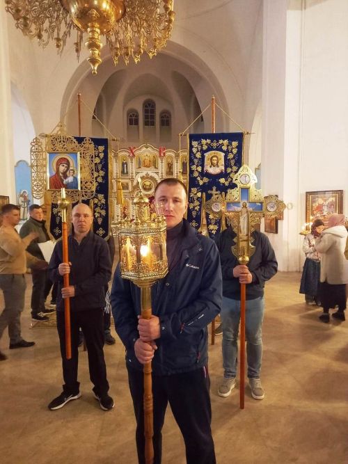В Свято-Троицком архиерейском подворье ровно в полночь начался крестный ход