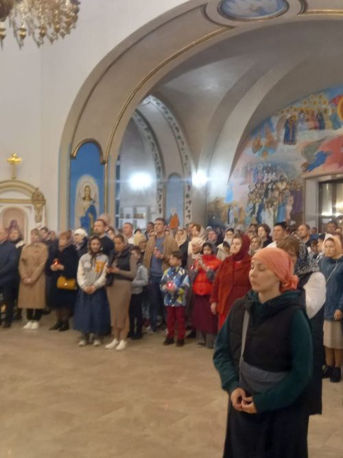 В Свято-Троицком архиерейском подворье ровно в полночь начался крестный ход