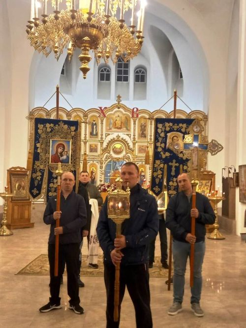 В Свято-Троицком архиерейском подворье ровно в полночь начался крестный ход