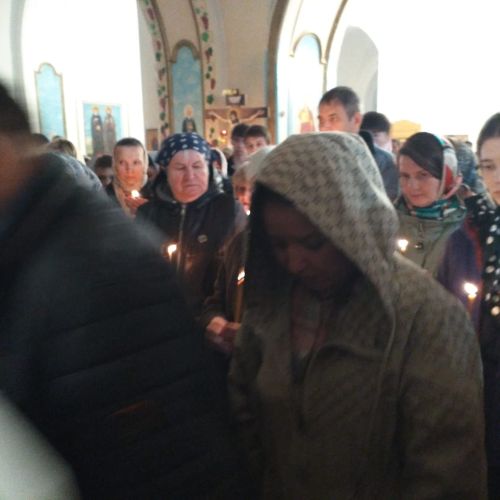 В Свято-Троицком архиерейском подворье ровно в полночь начался крестный ход
