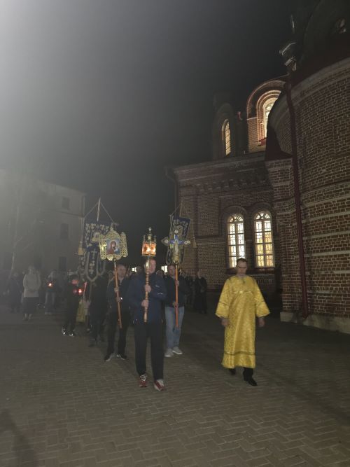 В Свято-Троицком архиерейском подворье ровно в полночь начался крестный ход