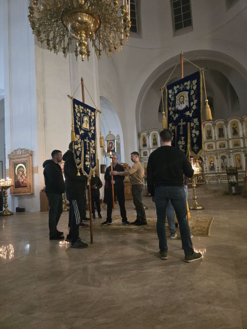 В Свято-Троицком архиерейском подворье ровно в полночь начался крестный ход