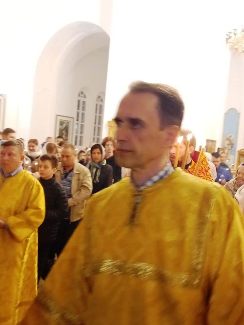 В Свято-Троицком архиерейском подворье ровно в полночь начался крестный ход