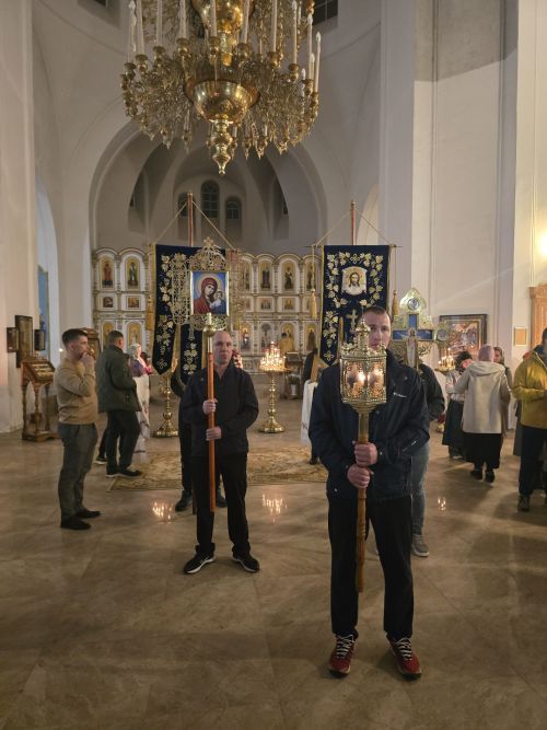 В Свято-Троицком архиерейском подворье ровно в полночь начался крестный ход