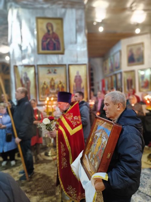 Читатели делятся кадрами пасхальной службы