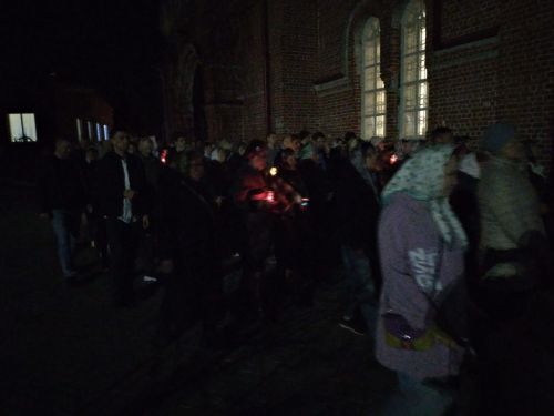 В Свято-Троицком архиерейском подворье ровно в полночь начался крестный ход