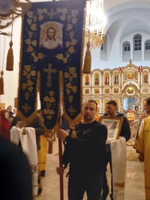 В Свято-Троицком архиерейском подворье ровно в полночь начался крестный ход