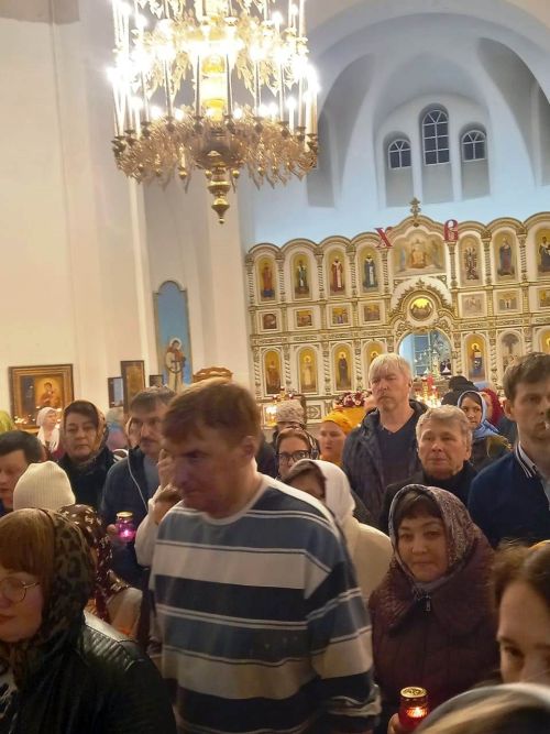 В Свято-Троицком архиерейском подворье ровно в полночь начался крестный ход