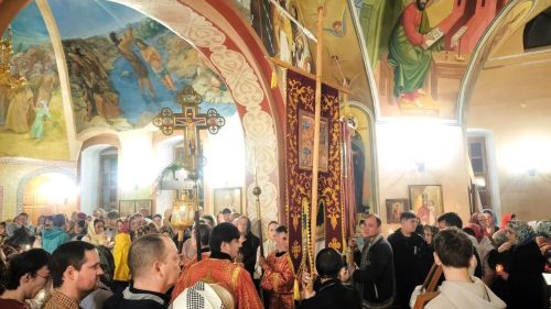 Читатели делятся кадрами пасхальной службы