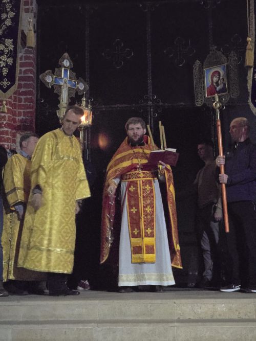В Свято-Троицком архиерейском подворье ровно в полночь начался крестный ход