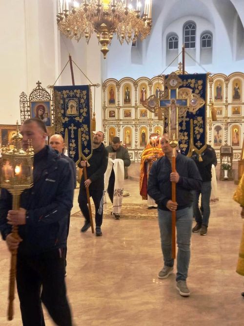 В Свято-Троицком архиерейском подворье ровно в полночь начался крестный ход
