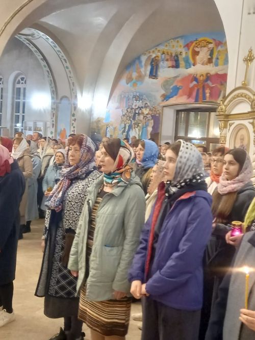 В Свято-Троицком архиерейском подворье ровно в полночь начался крестный ход