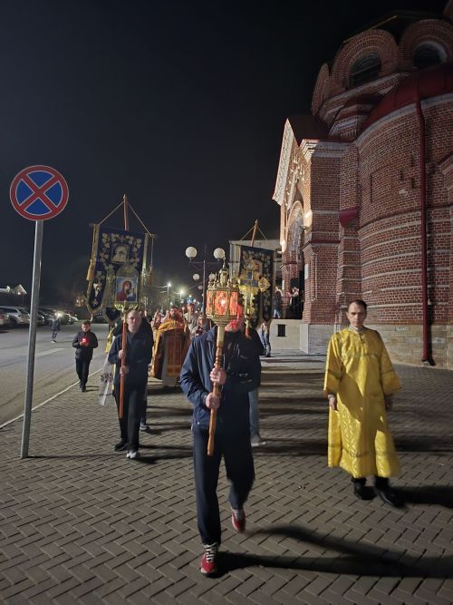 В Свято-Троицком архиерейском подворье ровно в полночь начался крестный ход