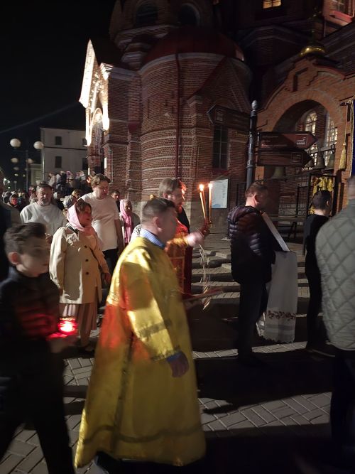 В Свято-Троицком архиерейском подворье ровно в полночь начался крестный ход