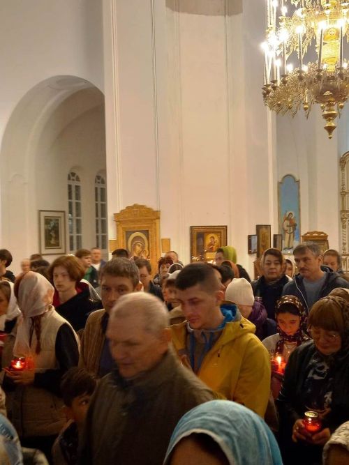 В Свято-Троицком архиерейском подворье ровно в полночь начался крестный ход