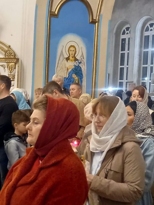 В Свято-Троицком архиерейском подворье ровно в полночь начался крестный ход