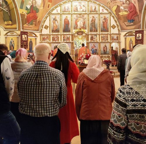 В селе Никольском праздничная служба завершилась колокольным звоном на рассвете