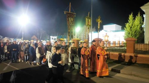Читатели делятся кадрами пасхальной службы