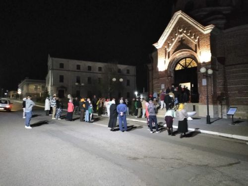 В Свято-Троицком архиерейском подворье ровно в полночь начался крестный ход