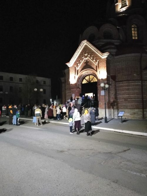 В Свято-Троицком архиерейском подворье ровно в полночь начался крестный ход
