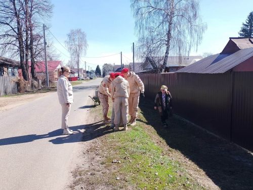 Лаеш яшь армиячеләре һәм социаль хезмәткәрләре МХО катнашучысының әнисенә ярдәм күрсәтәләр