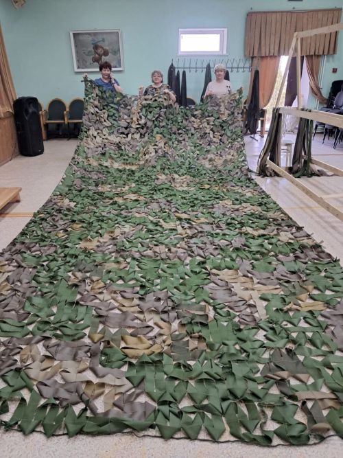 Александровка авыл клубында волонтерлар 295 нче маскировка челтәрен үрделәр