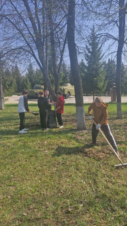 Лаишевские школьники активно работали над благоустройством парка Победы