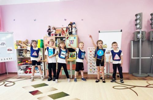 В детском саду «Ласточка»  юные знатоки ПДД раскрыли секреты безопасной дороги