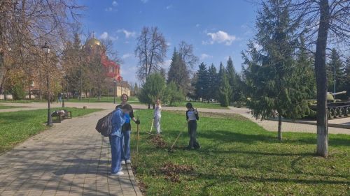 Лаишевские школьники активно работали над благоустройством парка Победы