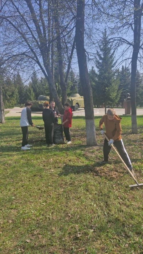 Лаеш укучылары Җиңү паркын төзекләндерү өстендә актив эшләделәр