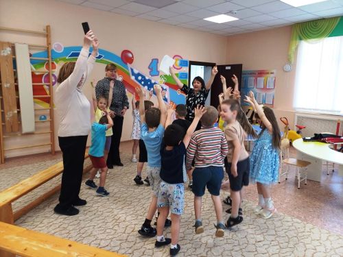 Литературная игра познакомила дошкольника со сказками Андерсена