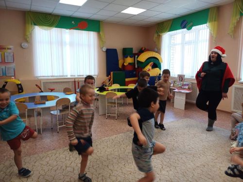 Литературная игра познакомила дошкольника со сказками Андерсена