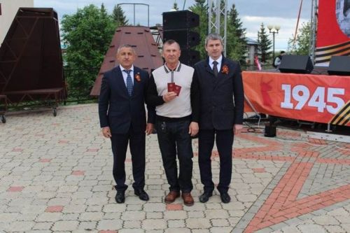 Лаеш районыннан Бөек Ватан сугышында катнашучының оныгы бабасының бүләген алды