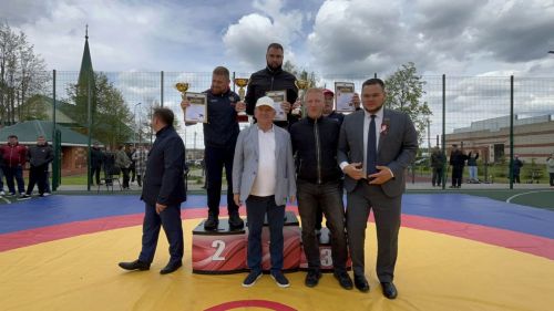 Пәрәү авылында Җиңүнең 80 еллыгына багышланган көрәш буенча турнир узды!