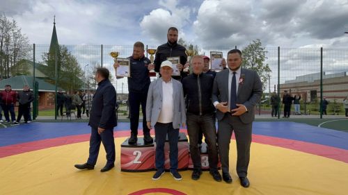 Пәрәү авылында Җиңүнең 80 еллыгына багышланган көрәш буенча турнир узды!