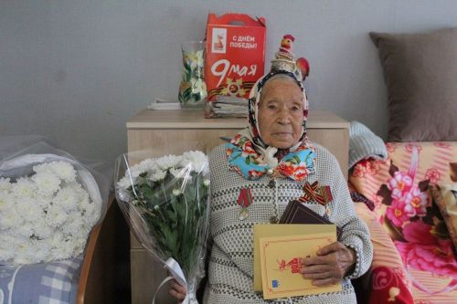 Лаеш районы башлыгы районда яшәүче өлкән яшьтәге хатын-кызларга «ТАССРның 100 еллыгы» медальләрен тапшырды