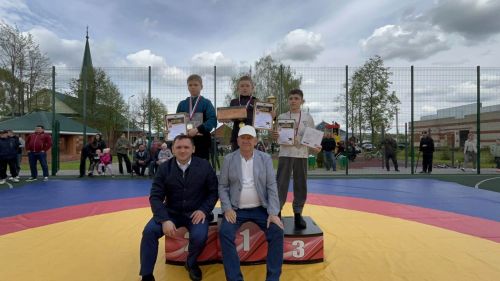 Пәрәү авылында Җиңүнең 80 еллыгына багышланган көрәш буенча турнир узды!