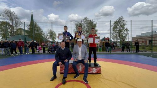 Пәрәү авылында Җиңүнең 80 еллыгына багышланган көрәш буенча турнир узды!