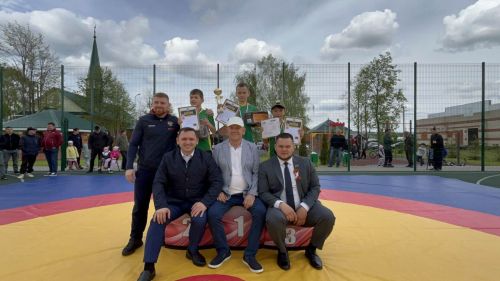 Пәрәү авылында Җиңүнең 80 еллыгына багышланган көрәш буенча турнир узды!
