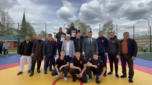 Пәрәү авылында Җиңүнең 80 еллыгына багышланган көрәш буенча турнир узды!