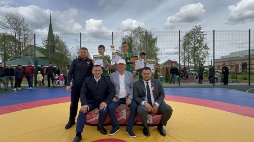 Пәрәү авылында Җиңүнең 80 еллыгына багышланган көрәш буенча турнир узды!