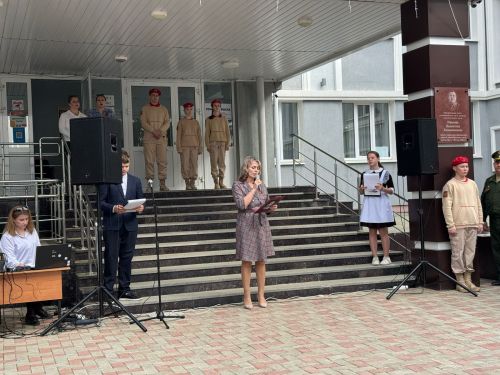 В Лаишевской школе № 2 появилась «Аллея Памяти»