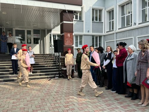 В Лаишевской школе № 2 появилась «Аллея Памяти»